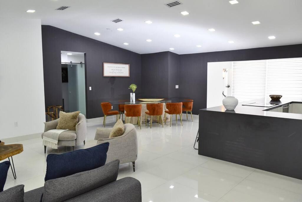 Luxurious With Bbq, Hot Tub, Heated Pool & Wifi - L36 Ferienhaus