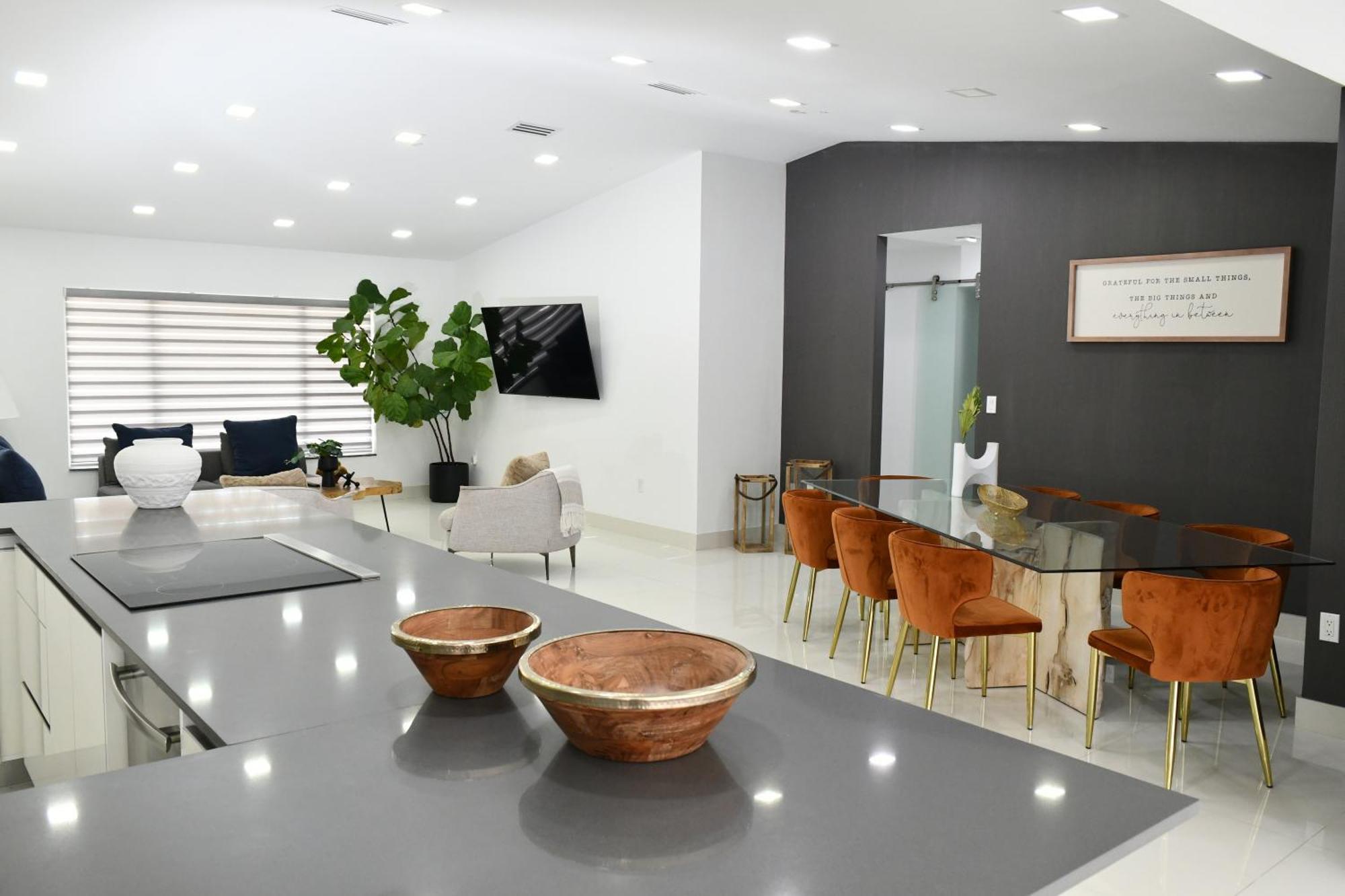 Luxurious With Bbq, Hot Tub, Heated Pool & Wifi - L36 Ferienhaus *
