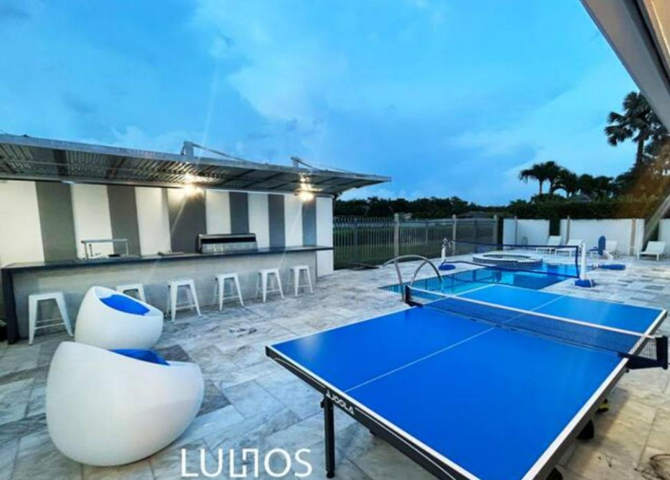 Luxurious With Bbq, Hot Tub, Heated Pool & Wifi - L36 Ferienhaus *